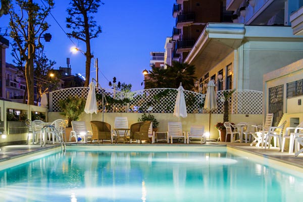 Hotel con piscina riscaldata e vasca idromasaggio a Rivazzurra di Rimini