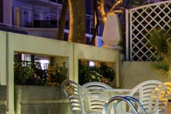 Hotel con piscina riscaldata e vasca idromasaggio a Rivazzurra di Rimini